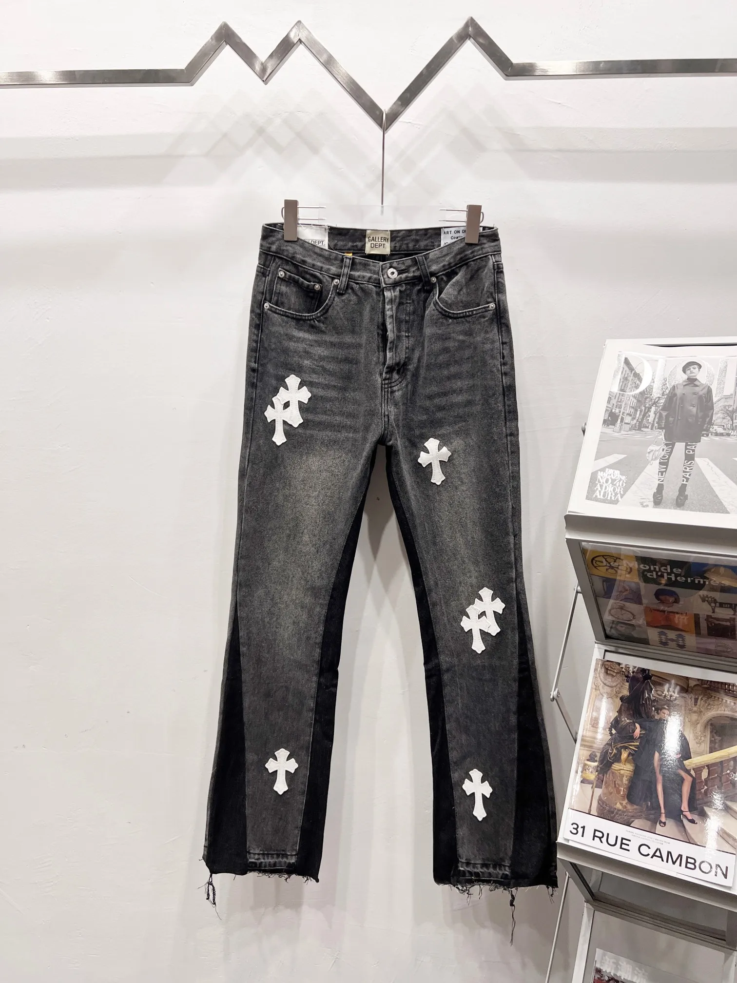 P250 Style No.: (c061) GALLERY DEPT & Chrome Hearts Co-branded spliced cross loose washed flared jeans to truly restore the ultimate vintage texture. The original hardware accessories, washed and other elevators, QR code analysis are all purchased from the original factory, with a high degree of restoration. You are welcome to compare with a certain product ~ Three-dimensional version Loose and comfortable, not picky about the body shape, taller and slimmer, factory Seiko, original factory quality control, same style for men and women, can be matched with couples, versatile recommendation Jeans that are a must-have for all seasons. Trendy people have been disappointed. From the quality selection of fabrics, the tailoring of details, and the matching of patterns, they are all impeccable! The upper body is so handsome when worn...it can be easily worn by men, women and children! The craftsmanship uses heavy-duty washed pure cotton denim fabric. After washing, it is soft and thick. It is very stylish when worn on the body. Size: 28, 30, 32, 34, 36 (S-XXL) Color: Stitching